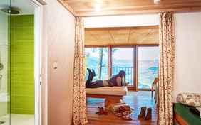 Doppelzimmer mit Aussicht auf die Tiroler Berge.